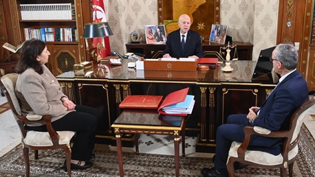 سعيد و سارّة الزّعفراني الزّنزري رئيسة الحكومة وعصام الأحمر وزير الشّؤون الاجتماعيّة