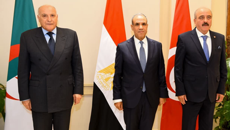 وزراء خارجية مصر وتونس والجزائر يؤكدون أن الحل في ليبيا يجب أن يكون ليبيًا–ليبيًا ويجددون التزامهم بدعم وحدة البلاد وسيادتها