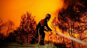 ألسنة اللهب في أستراليا تلتهم أكثر من 200 مسكن ورجال الإطفاء يستعدون للأسوأ