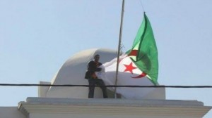 متظاهرون يهاجمون القنصلية الجزائرية في الدار البيضاء وينزلون العلم الجزائري والجزائر تستدعي القائم بالأعمال المغربي