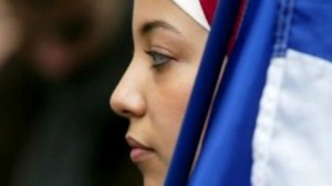 القضاء الفرنسي: طرد عاملة محجبة من العمل لرفضها خلع حجابها 