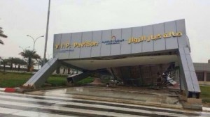 بسبب الأمطار الغزيرة... انهيار بوابة مطار الأحساء الدولي بالسعودية
