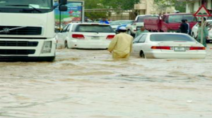 الإمارات: أمطار غزيرة تؤدي إلى تعليق جزئي للدراسة وإغلاق معرض دبي للطيران 
