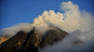 بركان "سينابورغ" باندونيسيا يثور 8 مرات في ساعات