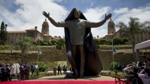 الكشف عن أضخم تمثال لمانديلا في بريتوريا