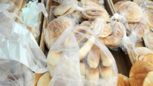 الخبز في أكياس بلاستكية