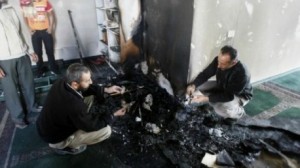 إضرام النار في مسجد بالضفة الغربية والسلطة الفلسطينية تحذر من حرب "دينية