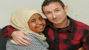 معلم بريطاني يتبرع بكليته لتلميذته المسلمة بعد إصابتها بفشل كلوي