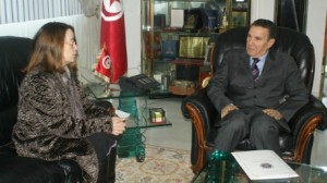 رئيسة بعثة الاتحاد الاوروبي بتونس لورا باييزا خلال لقائها اليوم الاثنين بوزير الدفاع الوطني فرحات الحرشاني