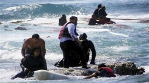 الأمواج العاتية تغرق 13 لاجئا قبالة السواحل 