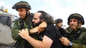 الكيان الصهيوني يعتقل ناشطا 
