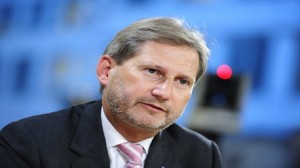 جوهانس هانJohannes Hahn، المفوض الأوروبي للسياسة الأوروبية 