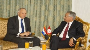 وزير العدل "عمر منصور"  و سفير المملكة الهولندية بتونس "هانس فان فولتن ديسفلت"