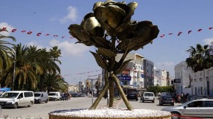 مجسم الوردة العملاقة بمدخل مدينة أريانة