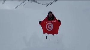 المغامر التونسي أنيس طبقة يرفع الراية الوطنية فوق أعلى قمة في جبال الأنتركتيك