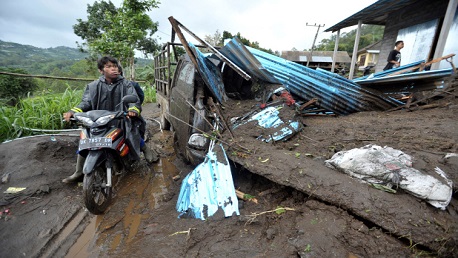 إندونيسيا: انهيارات أرضية تُدمّر منازلاً وتُخلِّف 12 قتيلاً 