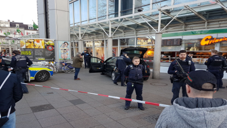 ألمانيا: سيارة تدهس حشدا ووفاة أحد ضحايا الهجوم