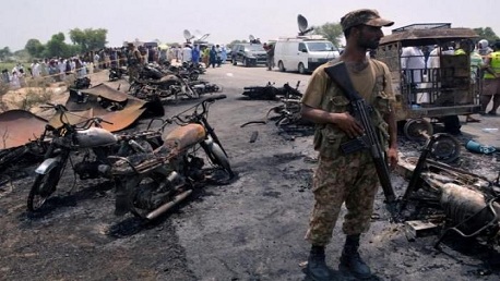 باكستان: ارتفاع ضحايا حادث حريق ناقلة نفط إلى 153 قتيلاً