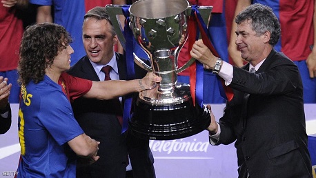 Barcelona's Carles Puyol (L) recives the