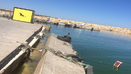 بسبب سقوطه: وكالة موانئ الصيد البحري تدعو لعدم الاقتراب من رصيف ميناء بني خيار