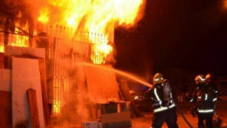 حريق هائل في مصنع الكردونة بمساكن 