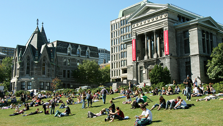 منح للطلبة المتفوقين الراغبين في الدراسة بجامعة مونتريال بكندا