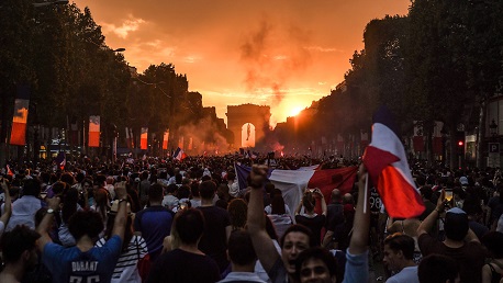 في الشانزليزيه: أعمال شغب ونهب تتخلل الاحتفالات بتتويج فرنسا 