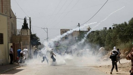 إصابة صحفي والعشرات بالاختناق عقب قمع الاحتلال لمسيرة في كفر قدوم