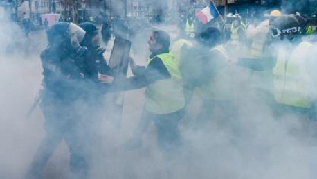 باريس: إصابات واعتقالات تطال 122 شخصا من متظاهري السترات الصفراء