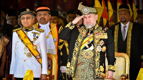 سلطان ماليزيا يعلن تنازله عن العرش