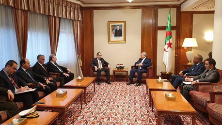 لقاء يجمع الوزير الأول الجزائري بوزير الداخلية وإمضاء اتفاق تعاون بين الحرس الوطني التونسي والدرك الوطني الجزائري