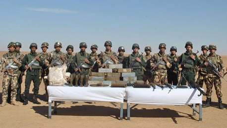 الجيش الجزائري يعثر على مخبأ للأسلحة والذخيرة 