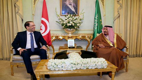 رئيس الحكومة يوسف الشاهد يجري لقاء مع العاهل السعودي الملك سلمان بن عبد العزيز آل سعود