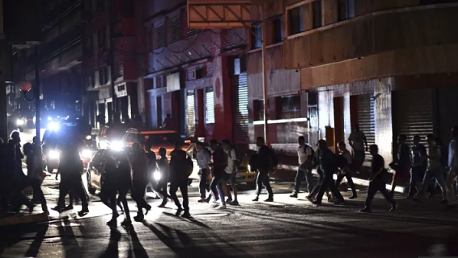 فنزويلا تغرق في الظلام والحكومة تشير لعملية تخريب مفتعلة