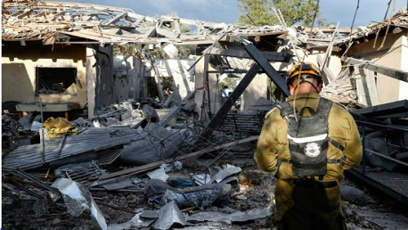 إصابة 7 إسرائيليين بصاروخ أطلق من قطاع غزة سقط شمال تل أبيب