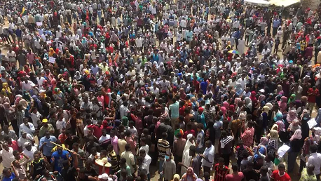 عشرات آلاف السودانيين 