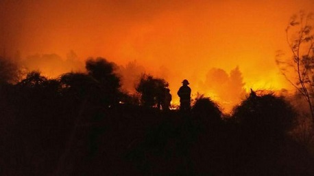 حريق ضخم بقاعدة عسكرية في تل أبيب