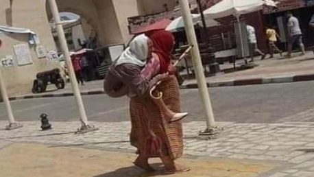 امرأة تحمل مسنا على ظهرها: وزارة المرأة تتدخل
