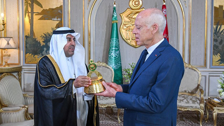 إهداء درع البرلمان العربي لرئيس الجمهورية