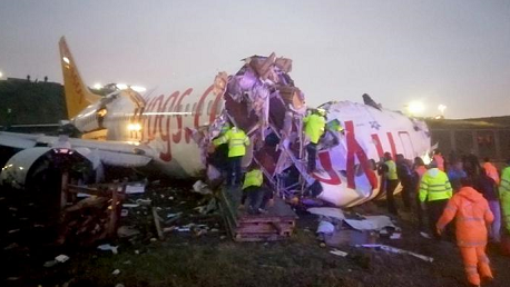 تحطم طائرة ركاب بإسطنبول وانشطارها إلى 3 أجزاء