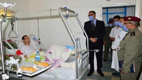 وزير الدفاع يزور جريح عملية إرهابية بالمستشفى العسكري
