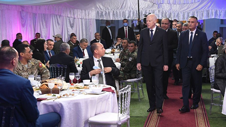 رئيس الجمهورية يتناول الإفطار بمدرسة طلائع الحرس بوادي الزرقة