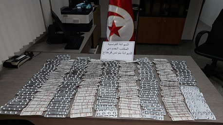 الديوانة تحجز 2100 حبة مخدرة بمطار تونس قرطاج