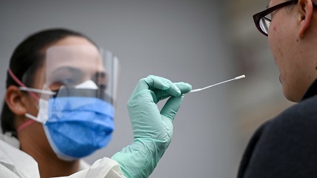فرنسا تُسجّل أول إصابة بالسلالة الجديدة من فيروس كورونا 
