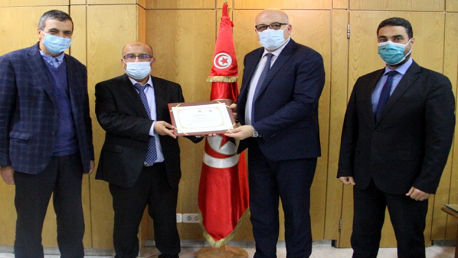 طبيب تونسي مقيم بسويسرا يتبرع بتجهيزات طبية متطورة لفائدة وزارة الصحة