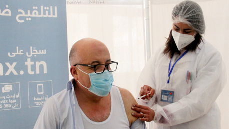 وزير الصحة يتلقّى الجرعة الأولى من لقاح سپوتنيك 