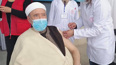 مفتي الجمهورية التونسية الشيخ عثمان بطّيخ يتلقّى الجرعة الأولى من اللقاح المضاد لفيروس كورونا
