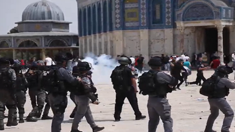 إصابات واعتقالات خلال اقتحام الاحتلال باحات الأقصى