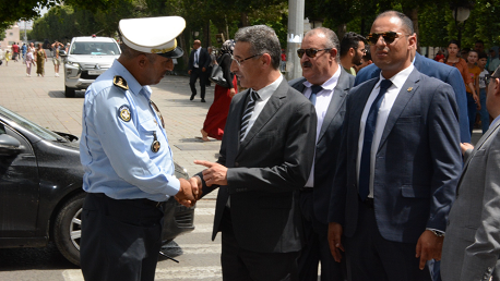 وزير الداخلية يؤدّي زيارة تفقد للوحدات الأمنية بتونس العاصمة