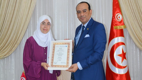 وزير الشّؤون الدّينية يكرّم الحافظة التونسيّة المتحصّلة على المرتبة الأولى عربيا والثالثة عالميا 